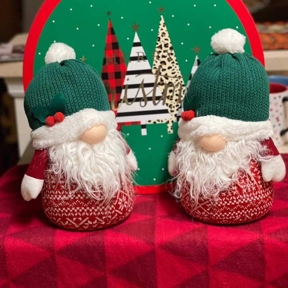 NWT GNOMES - NORTH POLE VILLAGE SNOWFLAKE GNOMES! SET OF TWO.